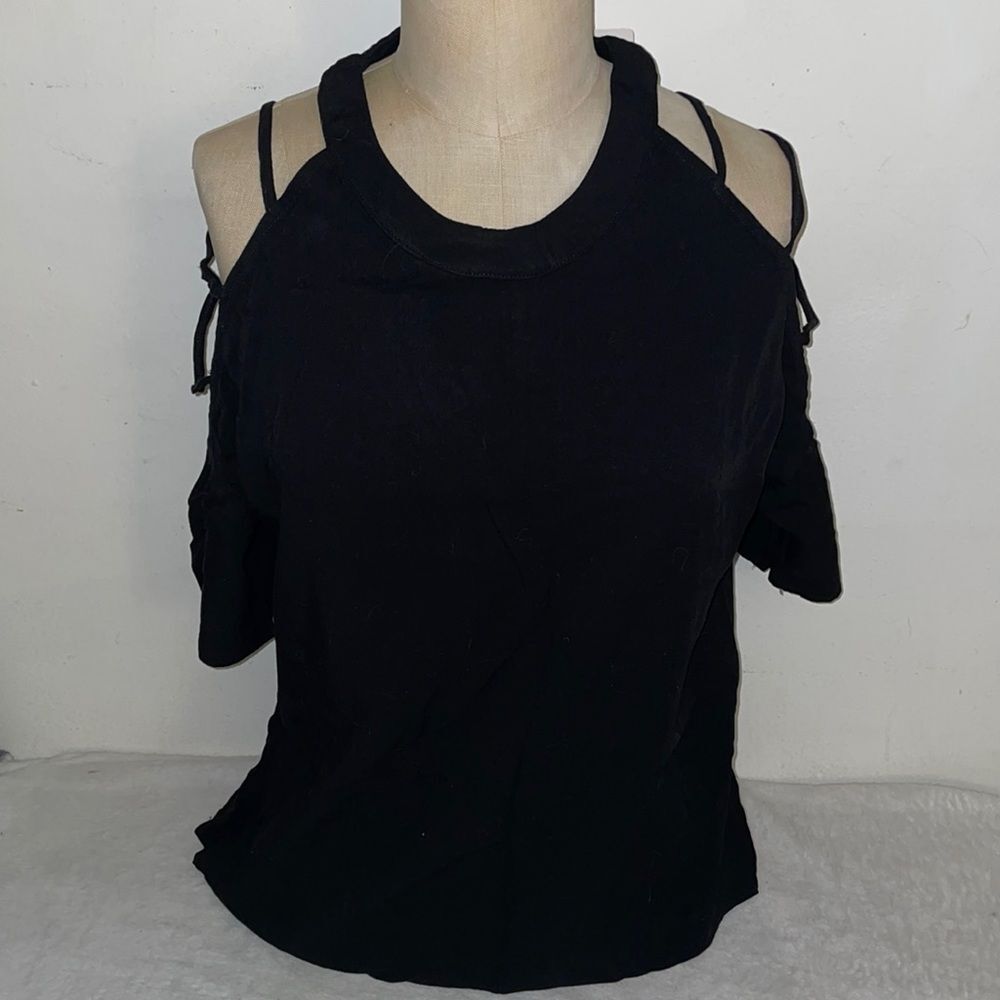 Heart & Hips Small Black Open shoulder with zipper back